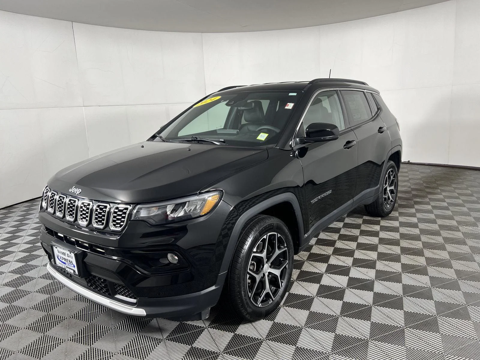 Used 2024 Diamond Black Crystal Pearlcoat Jeep Limited image 4