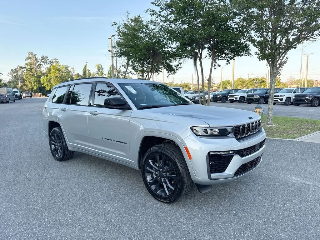 New 2026 Silver Zynith Exterior Paint Jeep Limited image 1