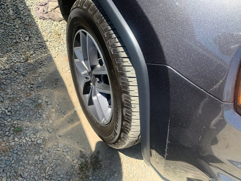 Used 2019 Granite Crystal Metallic Clearcoat Jeep Laredo E image 5