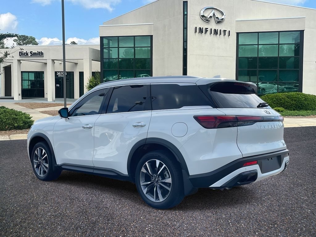 Used 2025 White INFINITI LUXE image 4