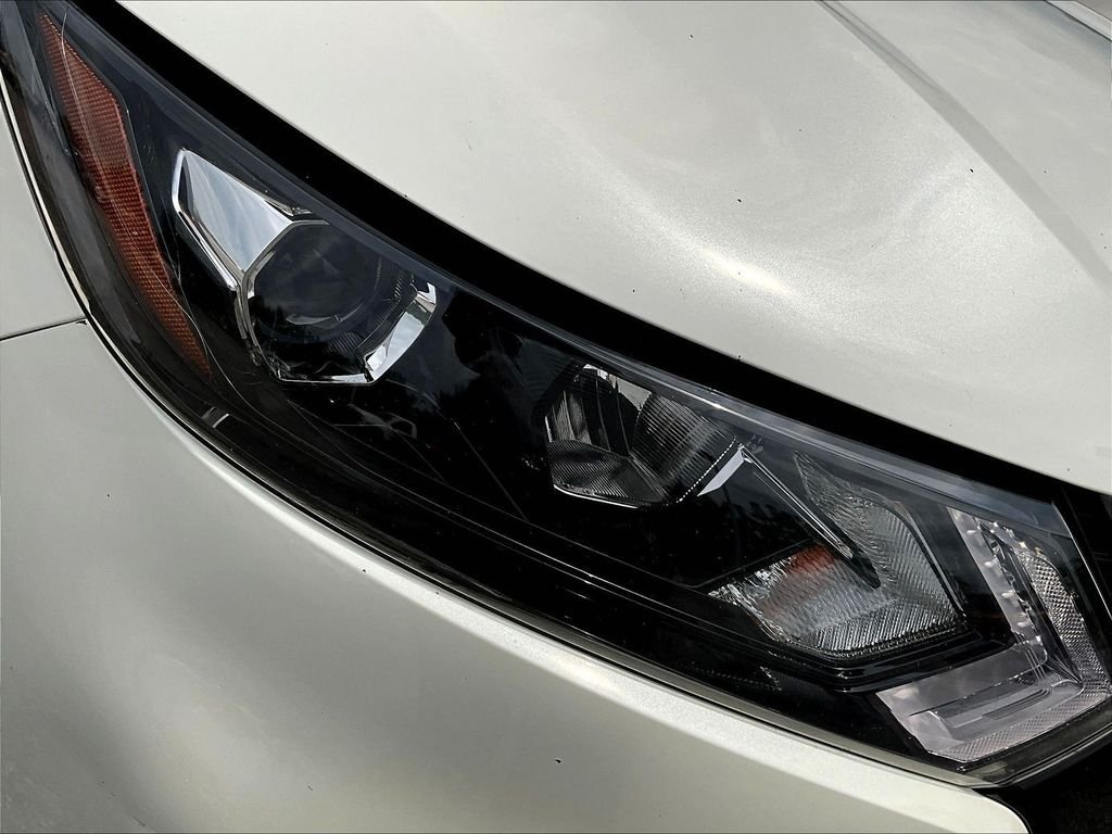 Used 2022 White Nissan SV image 34