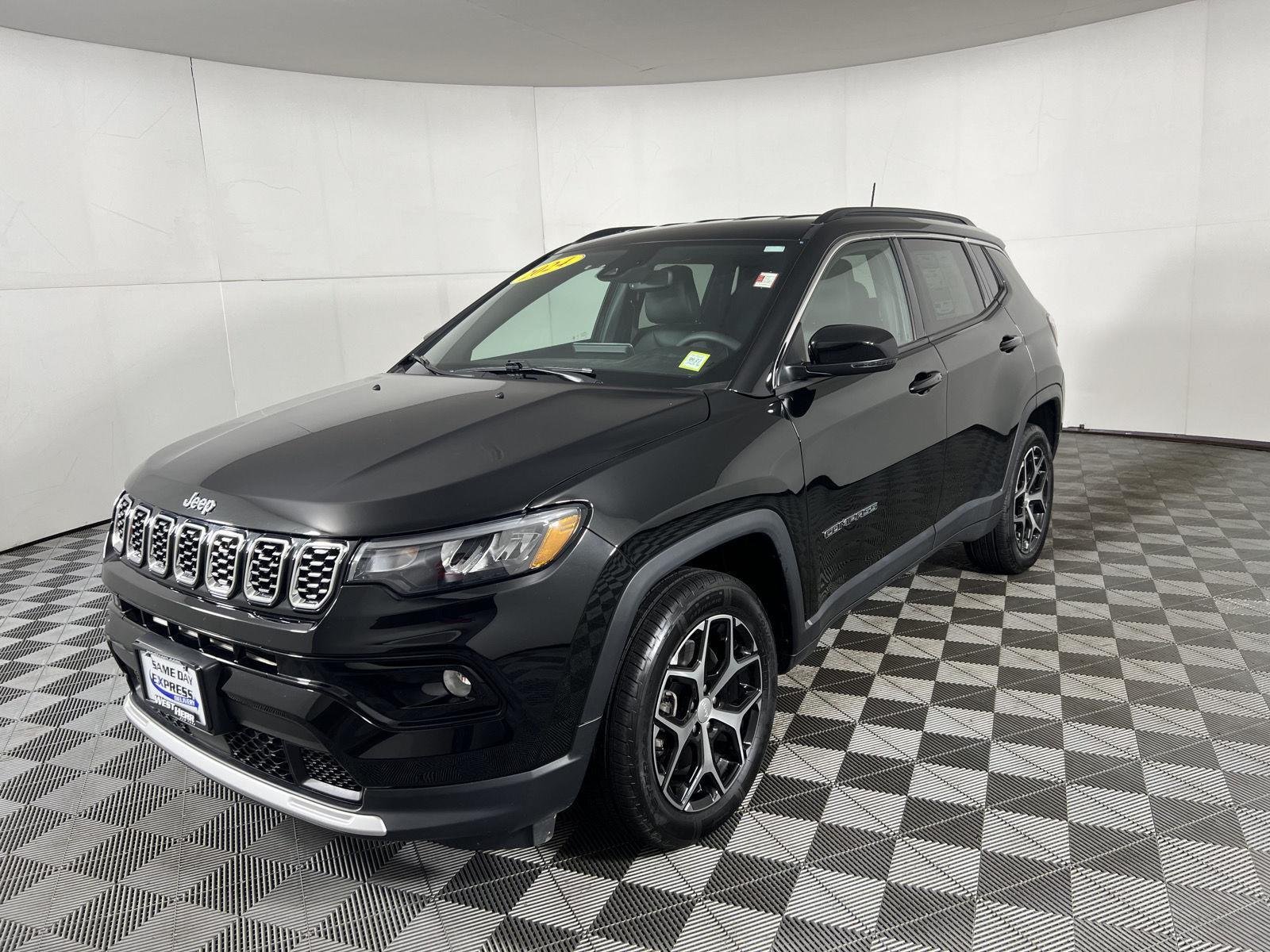 Used 2024 Diamond Black Crystal Pearlcoat Jeep Limited image 4