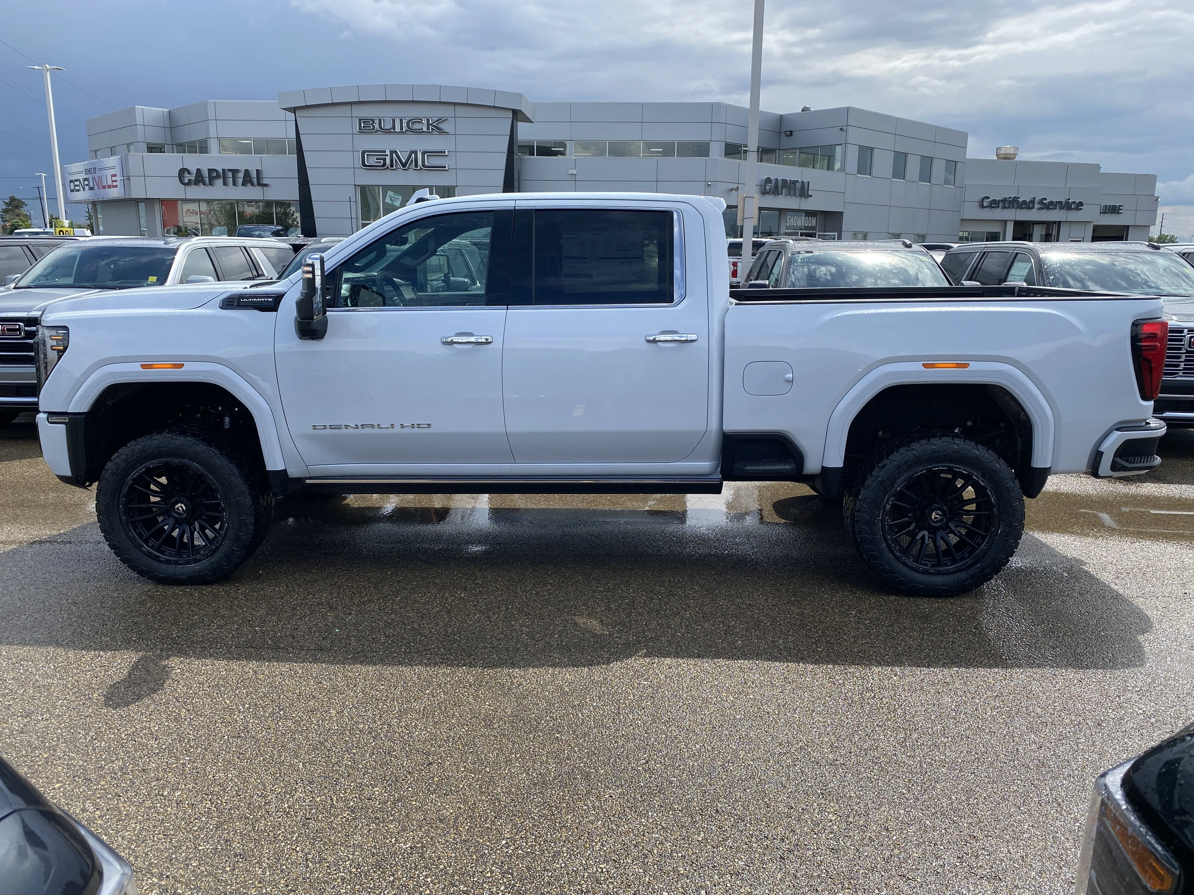 New 2026 GLACIER WHITE TRICOAT GMC Denali Ultimate image 3