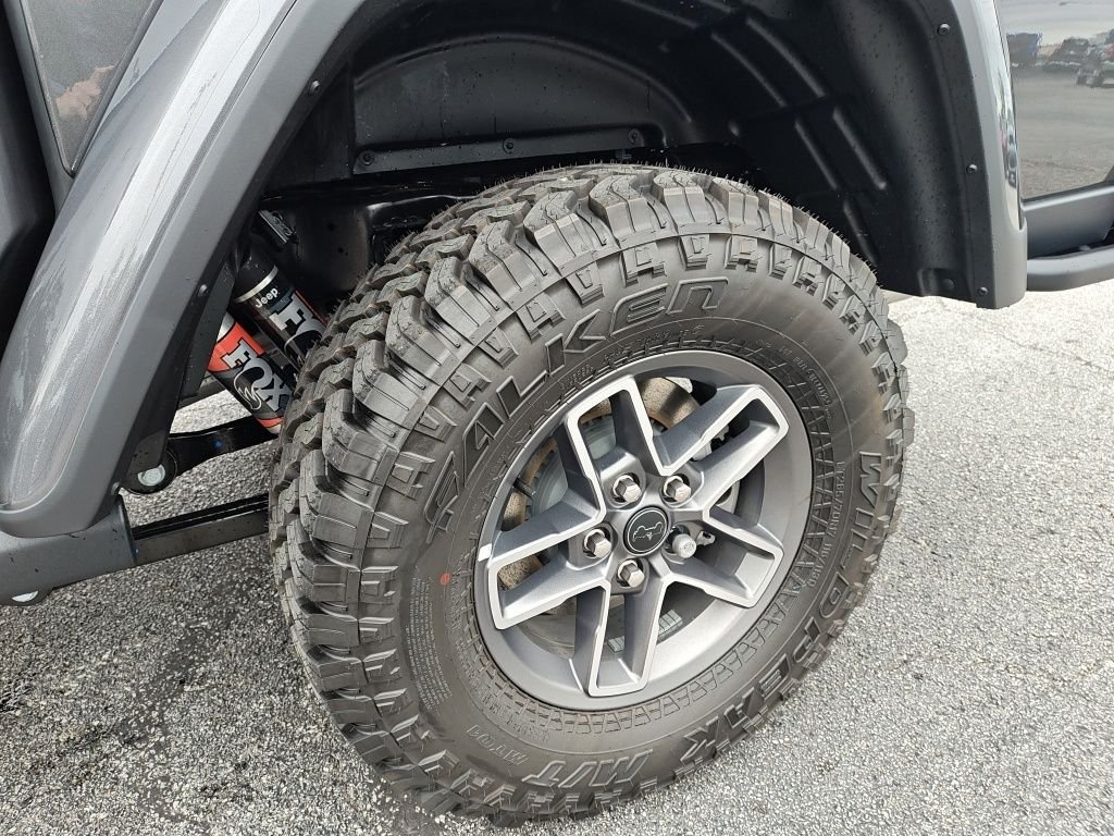 New 2026 Granite Crystal Metallic Clear-Coat Exterior Paint Jeep Mojave X image 10