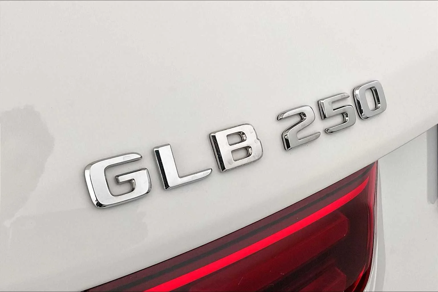 Used 2025 Polar White Mercedes-Benz GLB 250 image 7