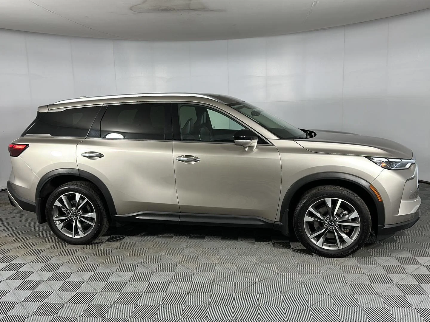 Used 2023 Warm Titanium INFINITI LUXE image 8