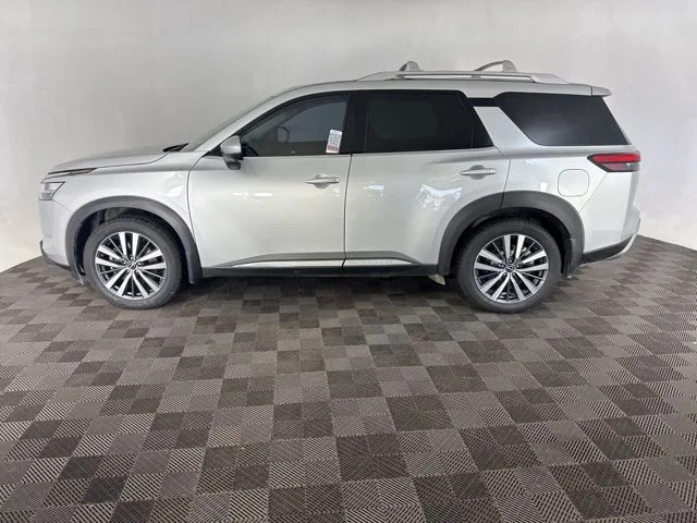 Used 2022 Silver Nissan Platinum image 10