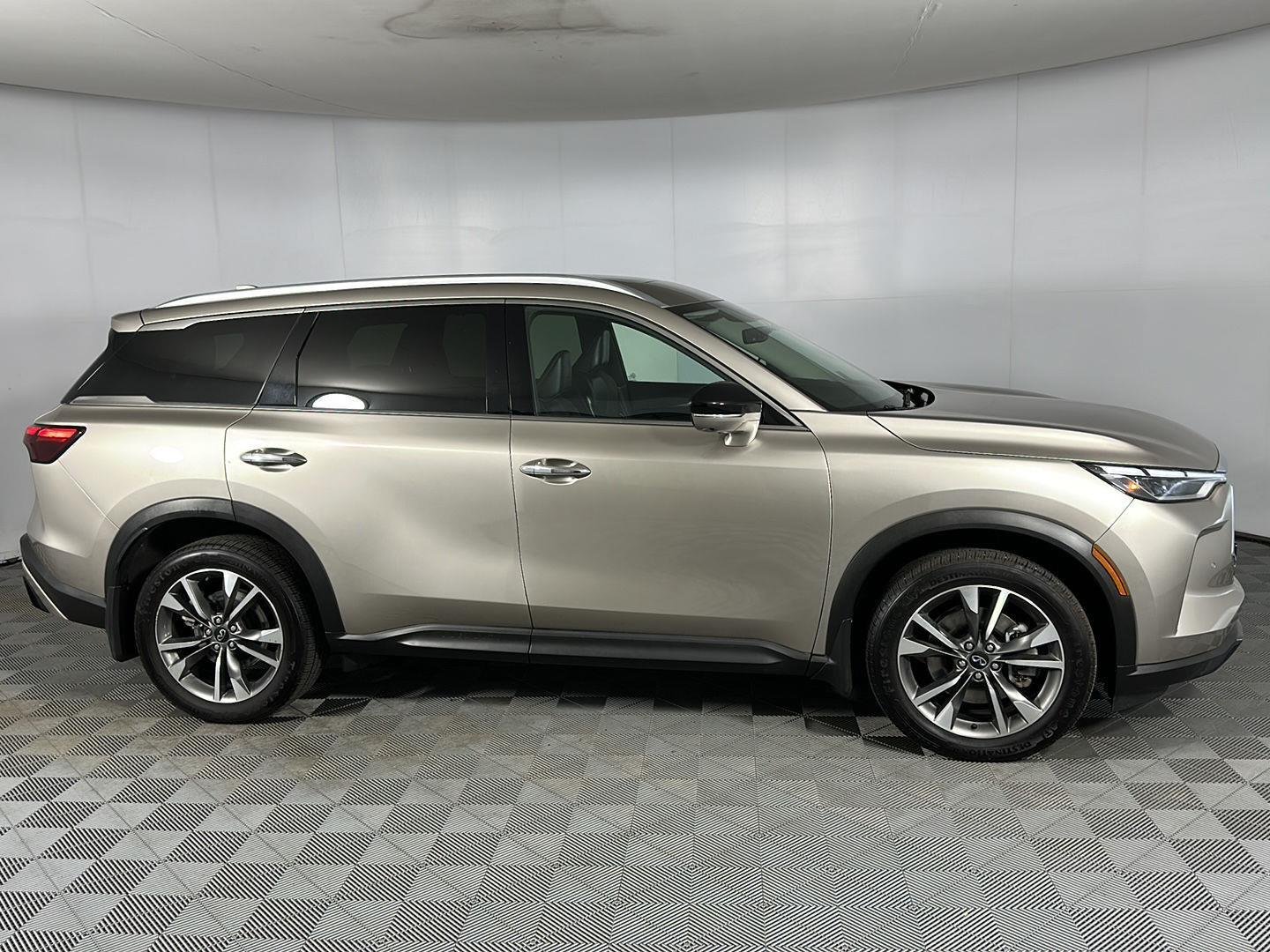 Used 2023 Warm Titanium INFINITI LUXE image 8