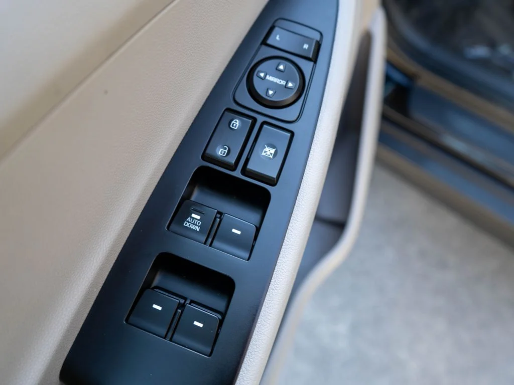 Used 2020 Black Hyundai SE image 16