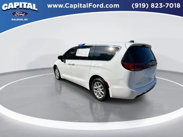 Used 2025 White Chrysler Select image 6