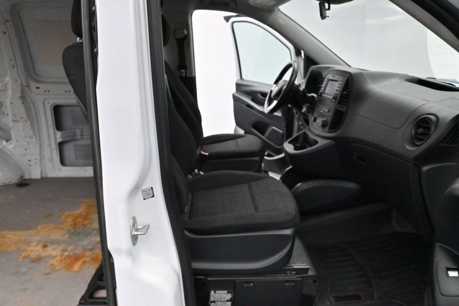 Used 2016 Arctic White Mercedes-Benz RWD 126" image 25