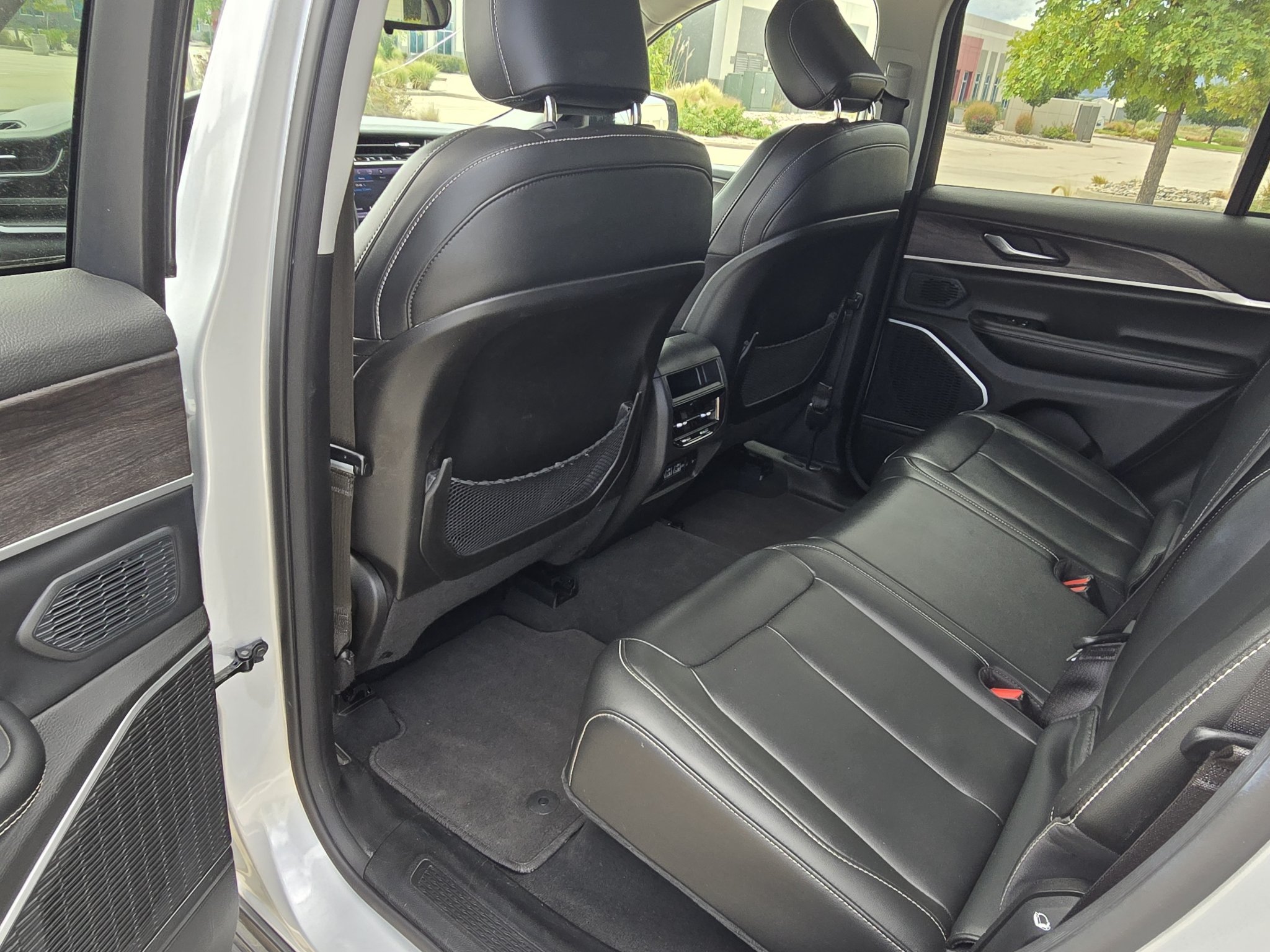 Used 2023 Silver Zynith Jeep 4xe image 14