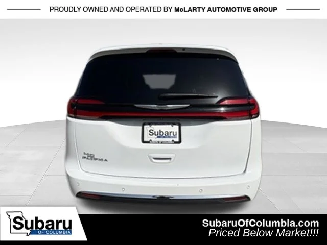 Used 2025 White Chrysler Select image 9