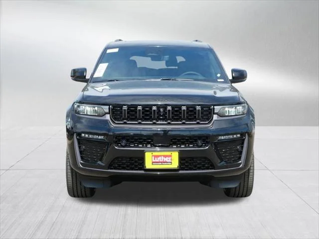 New 2026 Diamond Black Crystal Pearl-Coat Exterior Paint Jeep Limited image 2