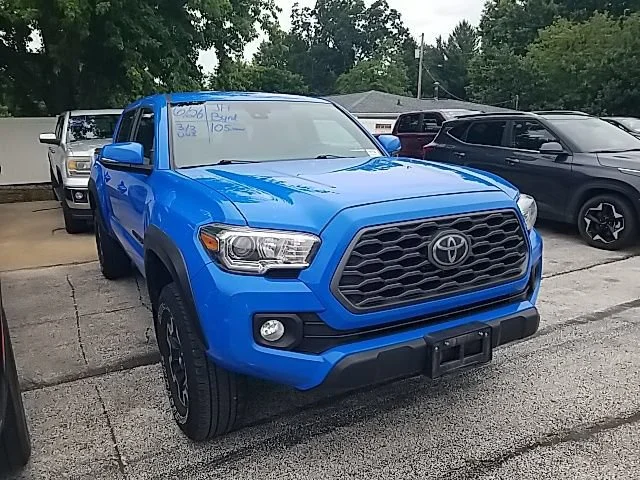 Used 2020 Blue Toyota SR5 image 3