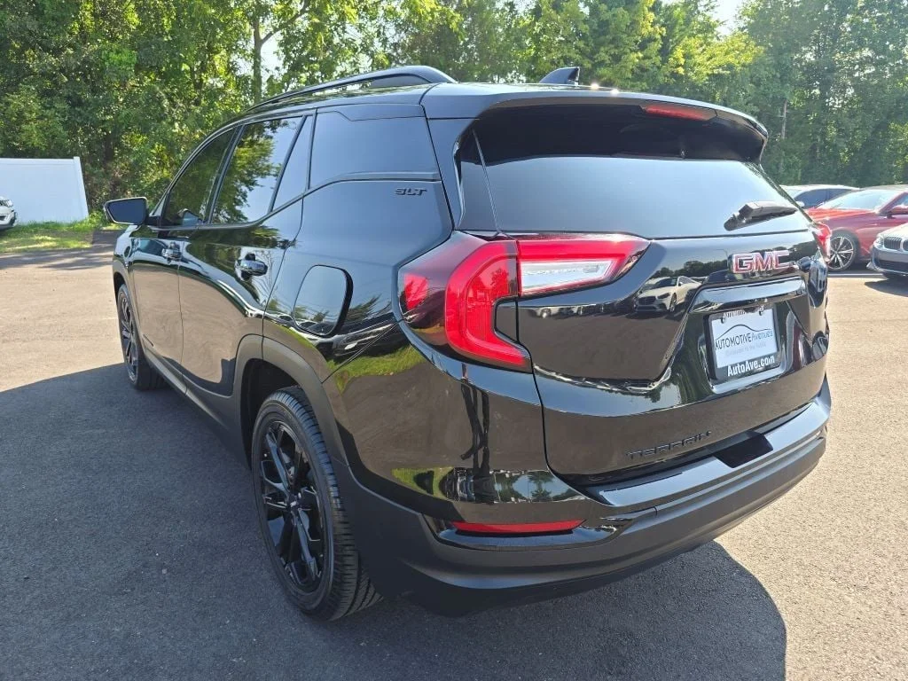 Used 2022 Ebony Twilight Metallic GMC FWD 4dr SLT Elevation Edition with Skyscape Power Sunroof image 7