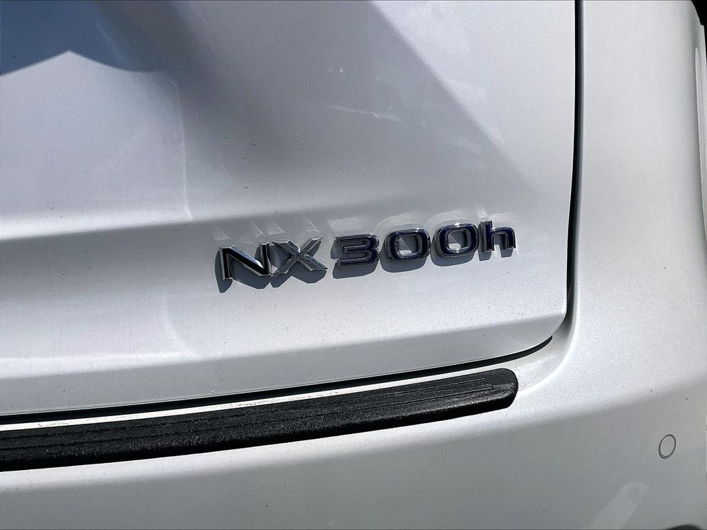 Used 2021 White Lexus 300h image 28