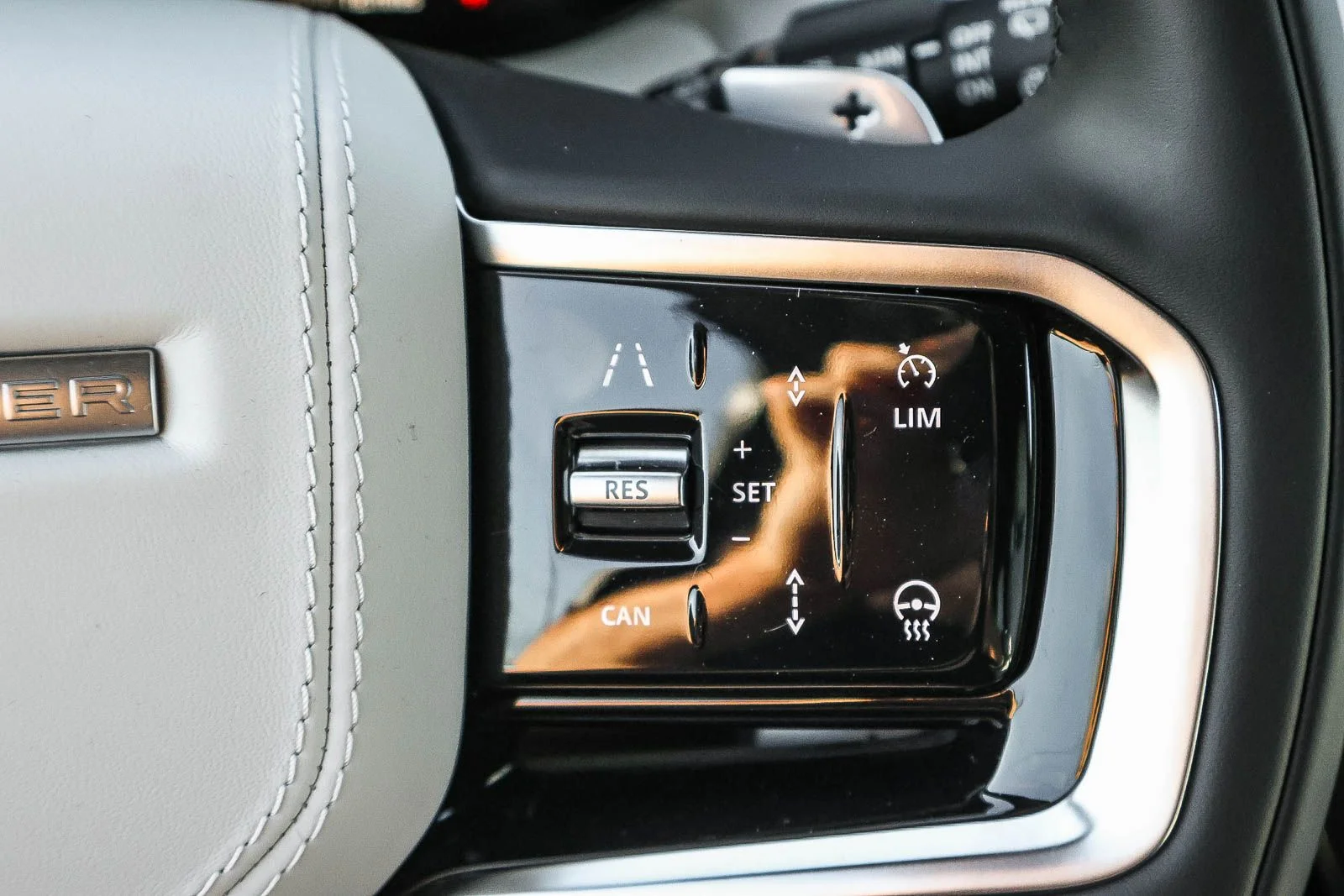 New 2026 Borasco Grey Land Rover SE image 34