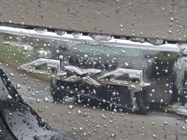 New 2026 Diamond Black Crystal Pearl-Coat Exterior Paint Jeep Laredo Altitude image 23