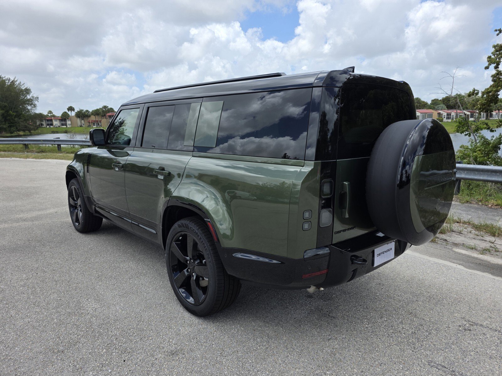 New 2026 Woolstone Green Land Rover P400 X-Dynamic SE image 2
