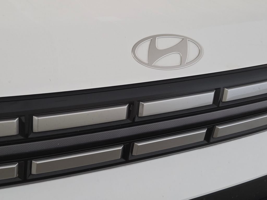 Used 2025 White Hyundai SEL image 13