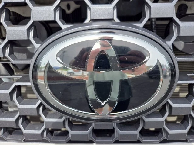 Used 2020 White Toyota SR5 image 21