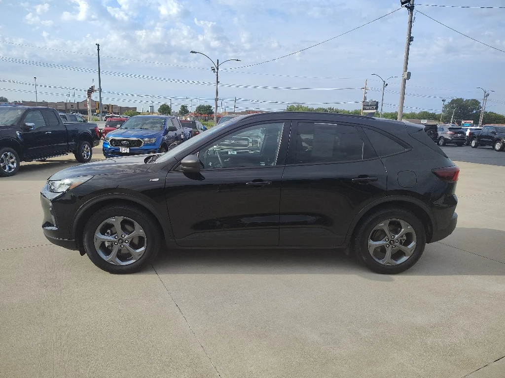 Used 2025 Agate Black Metallic Ford ST-Line image 2