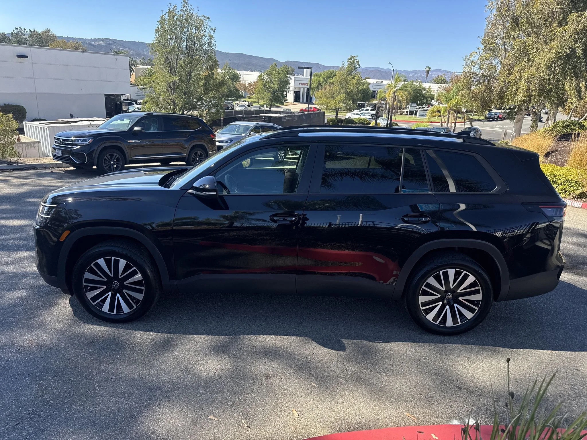 New 2027 Deep Black Pearl Volkswagen SE w/Technology image 4