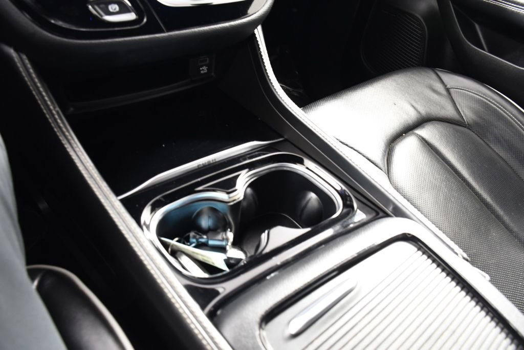 Used 2022 Ceramic Gray Clearcoat Chrysler Limited image 28