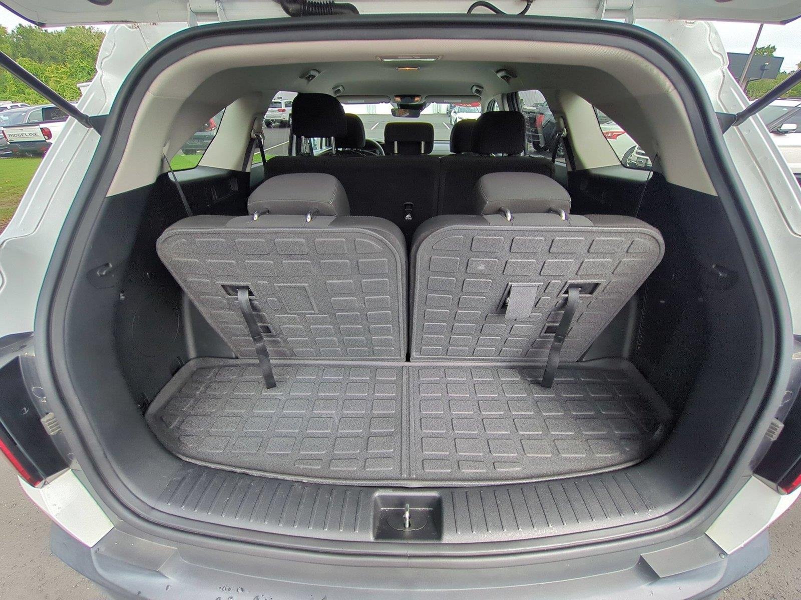 Used 2023 Glacial White Pearl Kia LX image 33