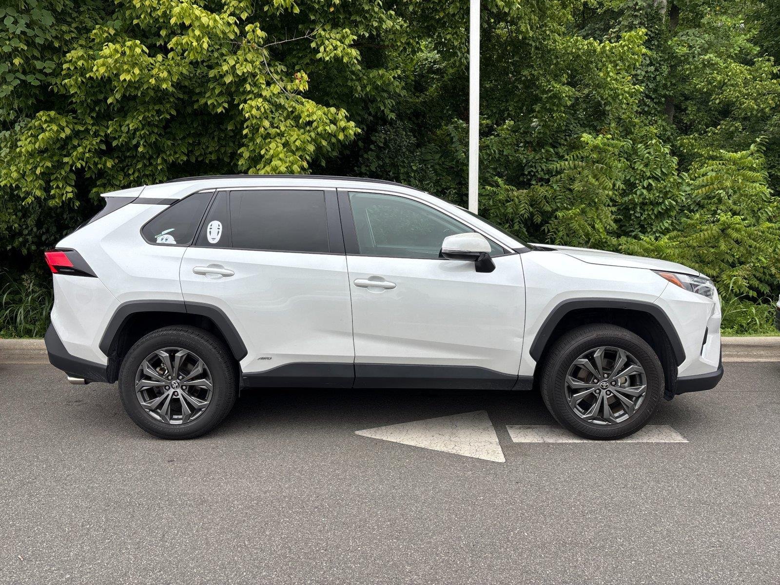 Used 2023 Wind Chill Pearl Toyota XLE Premium image 6