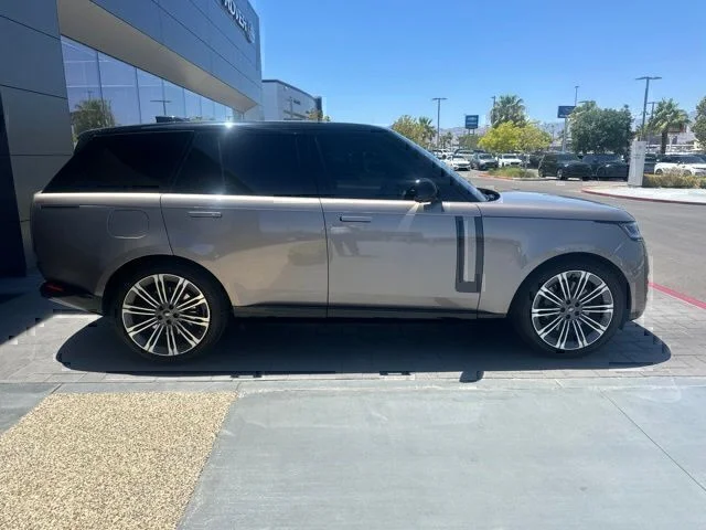 Used 2023 Brown Land Rover SE image 4