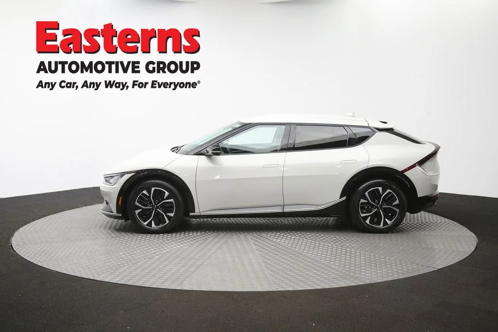 Used 2023 White Kia Wind image 63
