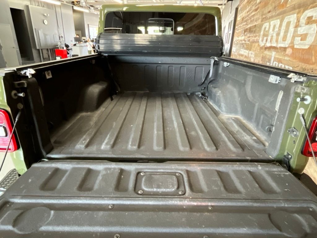 Used 2021 Green Clearcoat Jeep Overland image 28