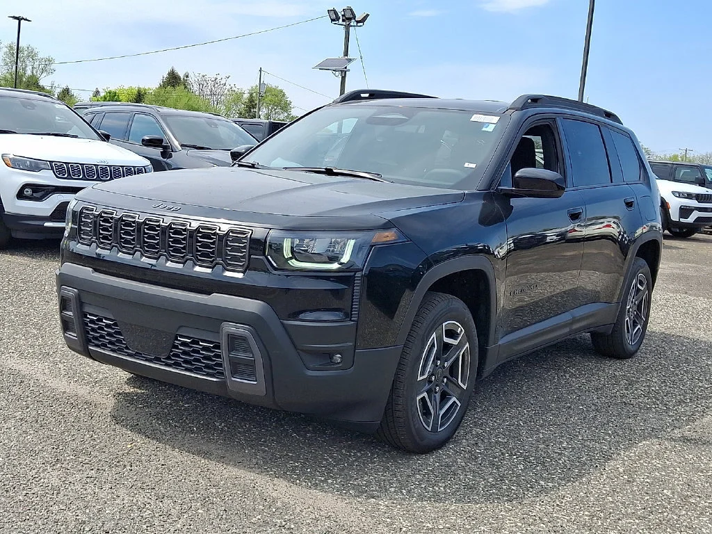New 2026 Diamond Black Crystal Pearl-Coat Exterior Paint Jeep Laredo image 4