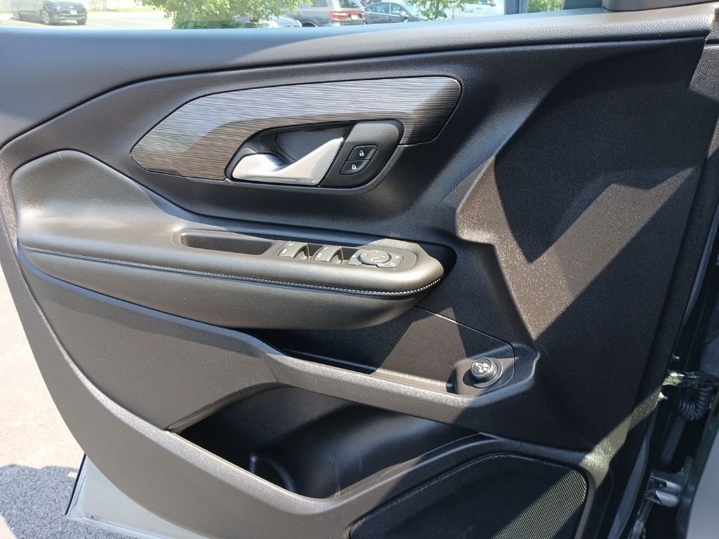 Used 2024 Silver GMC SLE image 26