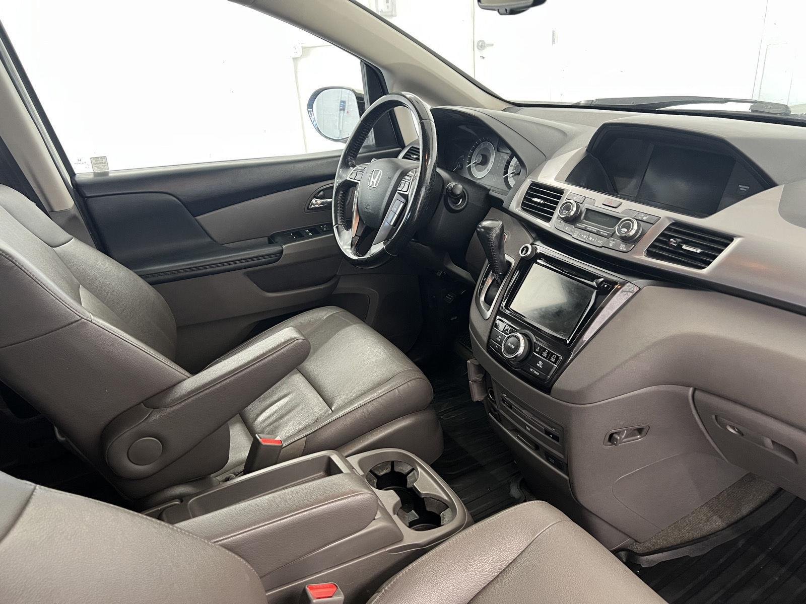 Used 2017 White Diamond Pearl Honda Touring image 27