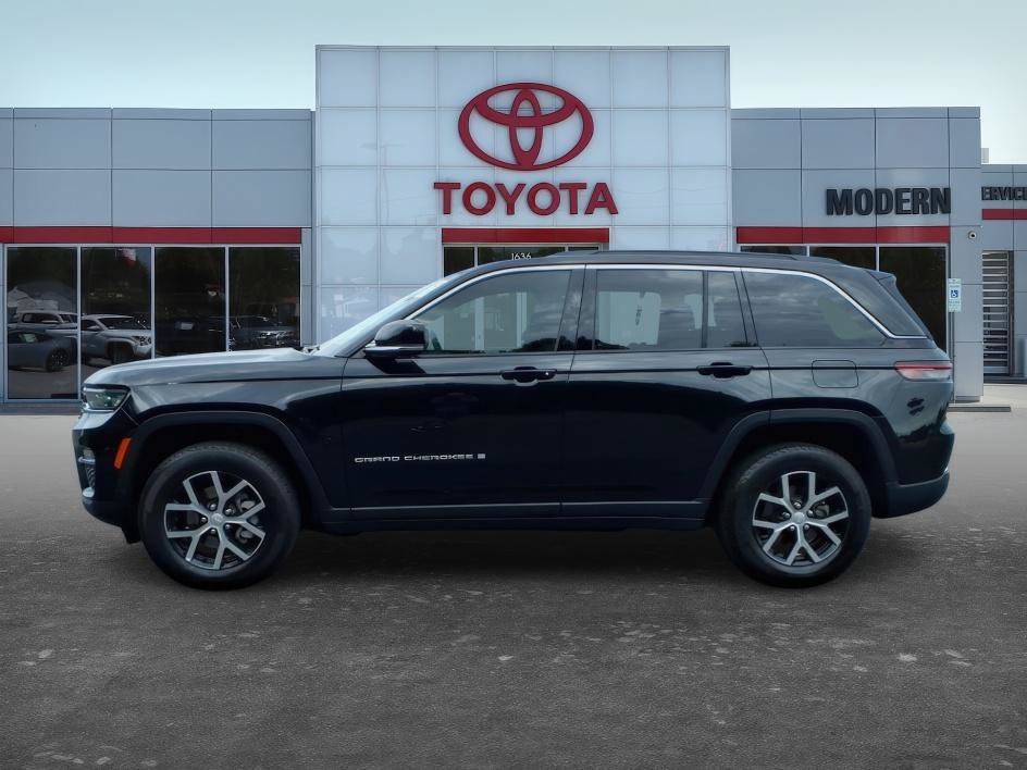 Used 2025 Diamond Black Crystal Pearlcoat Jeep Limited image 2