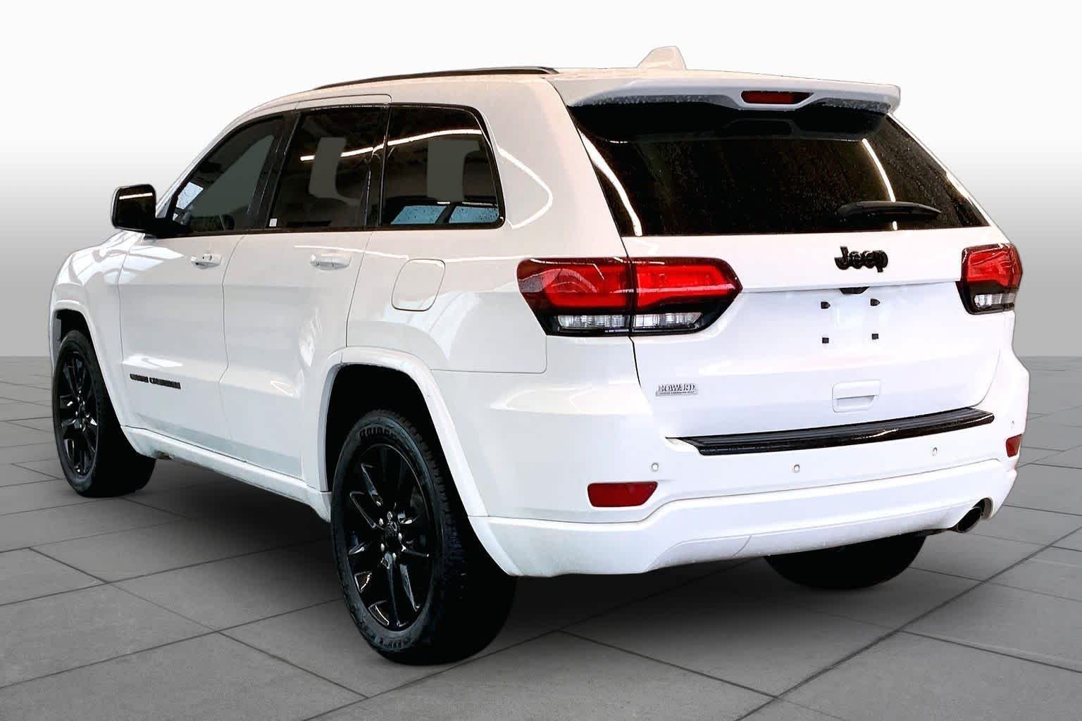 Used 2018 Bright White Clearcoat Jeep Altitude image 10