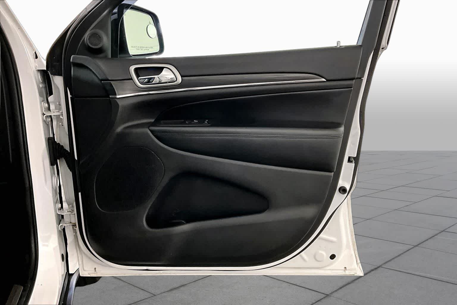 Used 2019 Bright White Clearcoat Jeep Limited image 22
