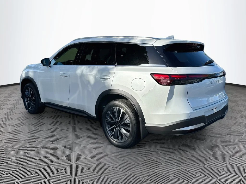 New 2027 White INFINITI LUXE image 7