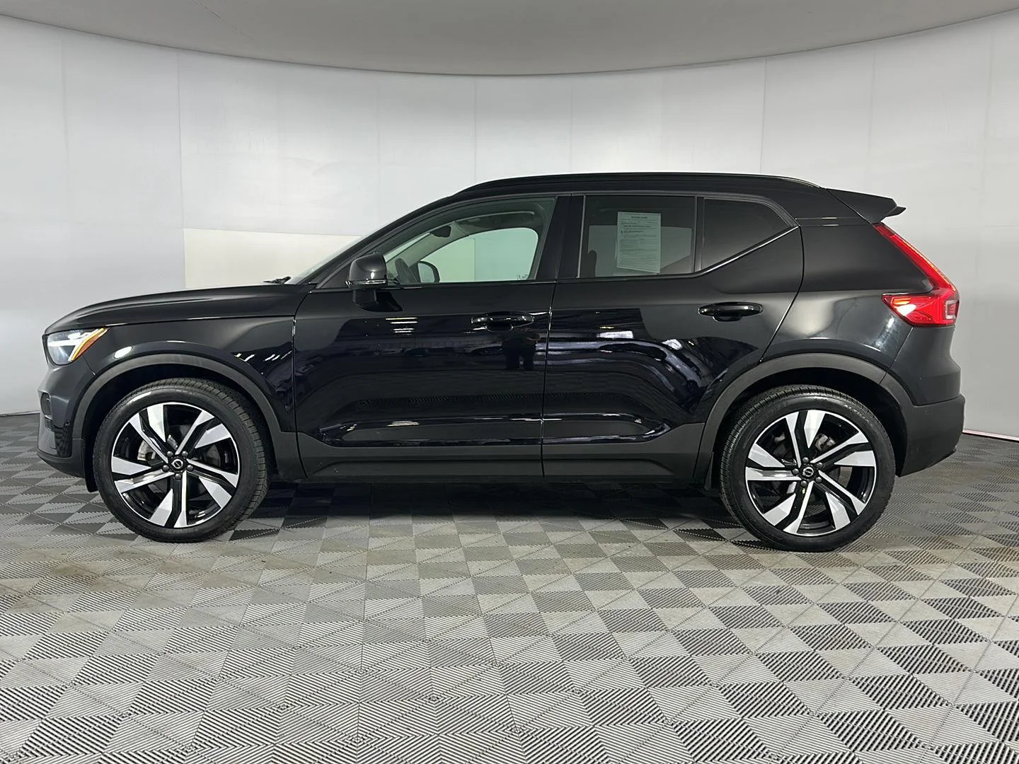 Used 2024 Onyx Black Metallic Volvo Plus Dark Theme image 4
