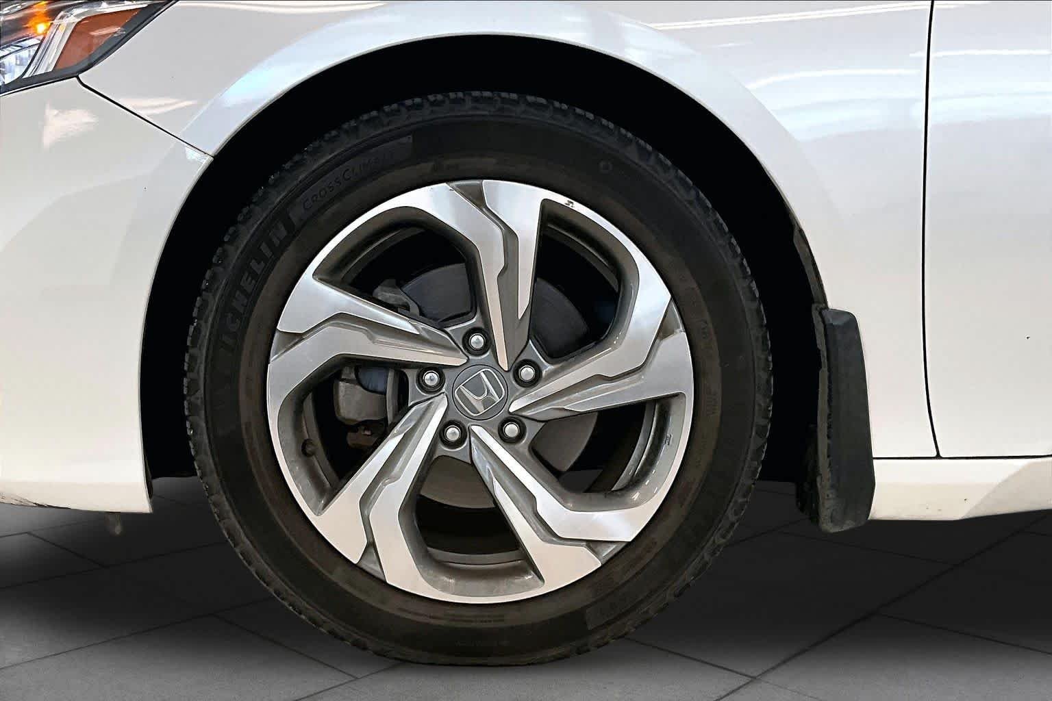 Used 2019 Platinum White Pearl Honda EX-L 1.5T image 9