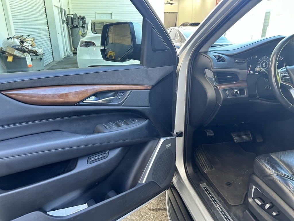 2017 Cadillac Escalade ESV Luxury photo 2