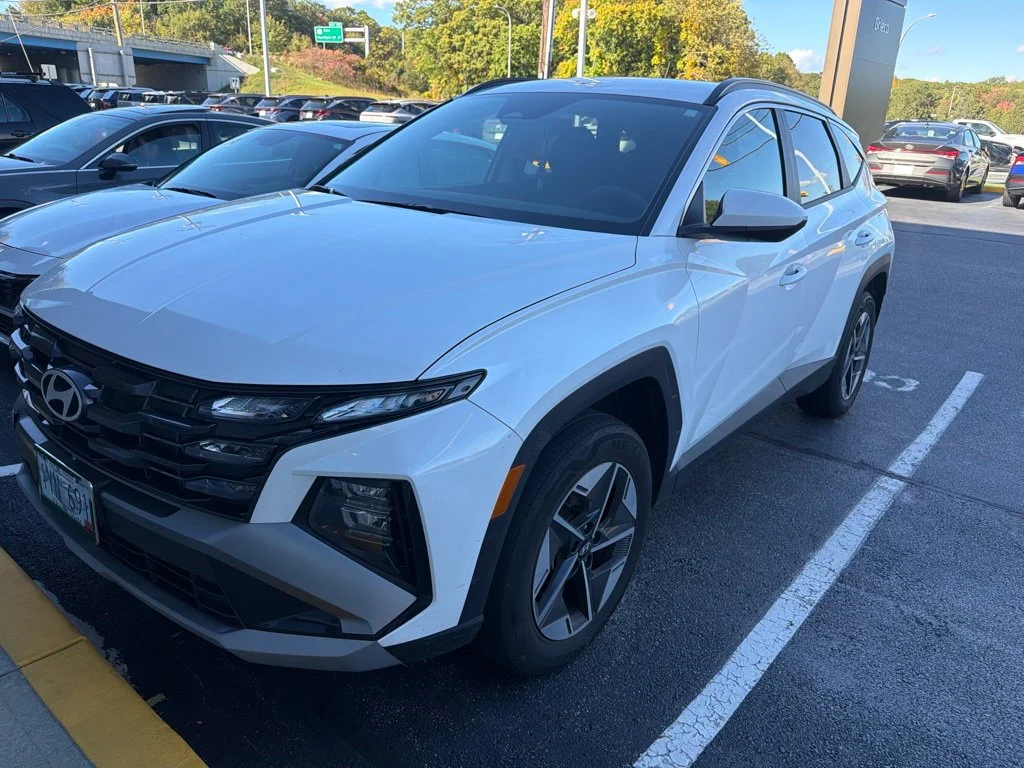 Used 2025 White Hyundai SEL image 4