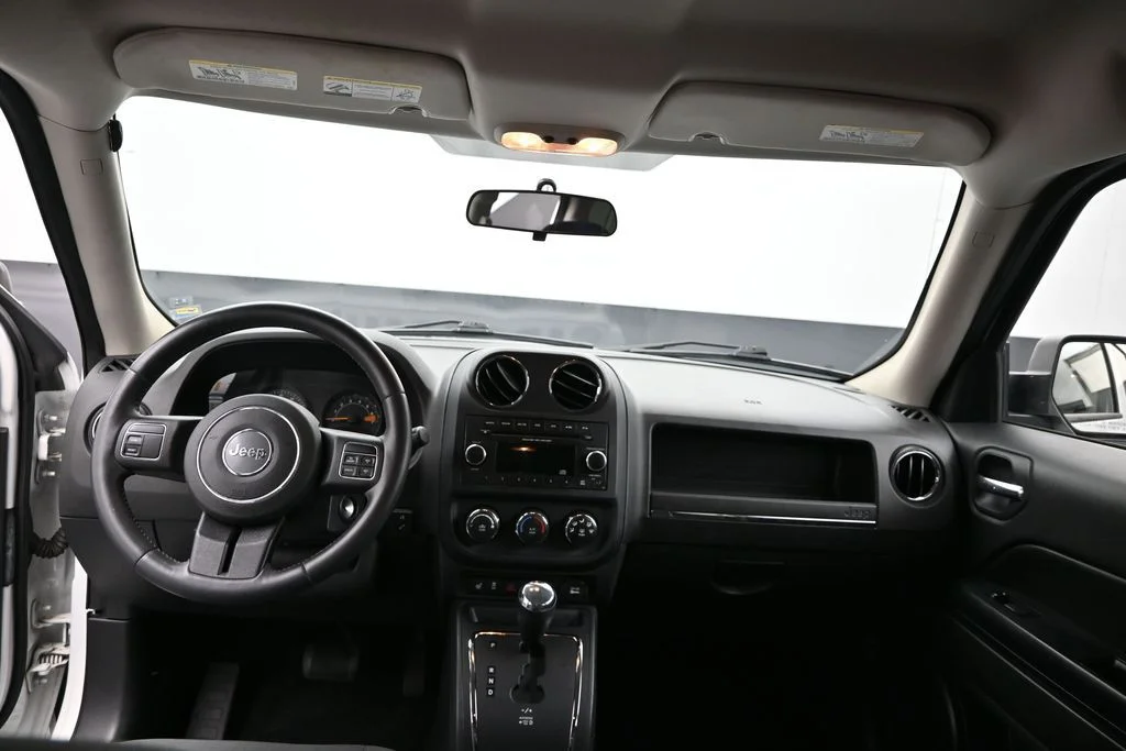 Used 2015 Bright White Clearcoat Jeep Latitude image 16