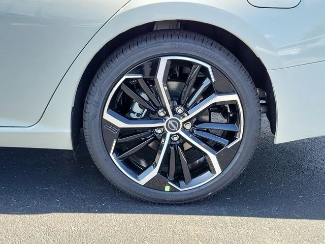 New 2026 Pearl White TriCoat / Super Black Two-tone Nissan SR image 9