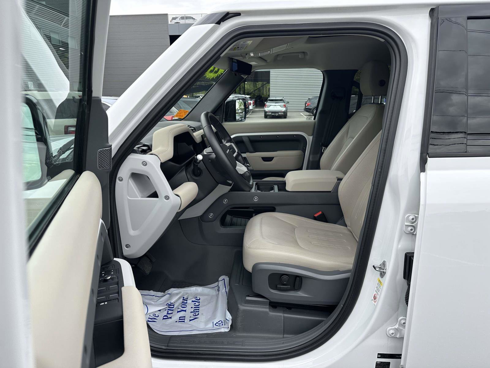 Used 2022  Land Rover SE image 18