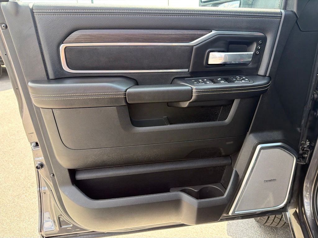 New 2026 Granite Crystal Metallic Clear-Coat Exterior Paint RAM Laramie image 17