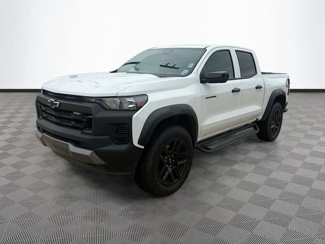 Used 2025 White Chevrolet Trail Boss image 3